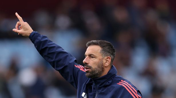 Erik ten Hag and Ruud van Nistelrooy appear to have heated argument on Man Utd bench