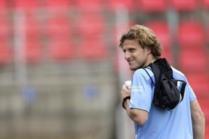 Former Uruguay soccer star Diego Forlán to make pro tennis debut at age 45