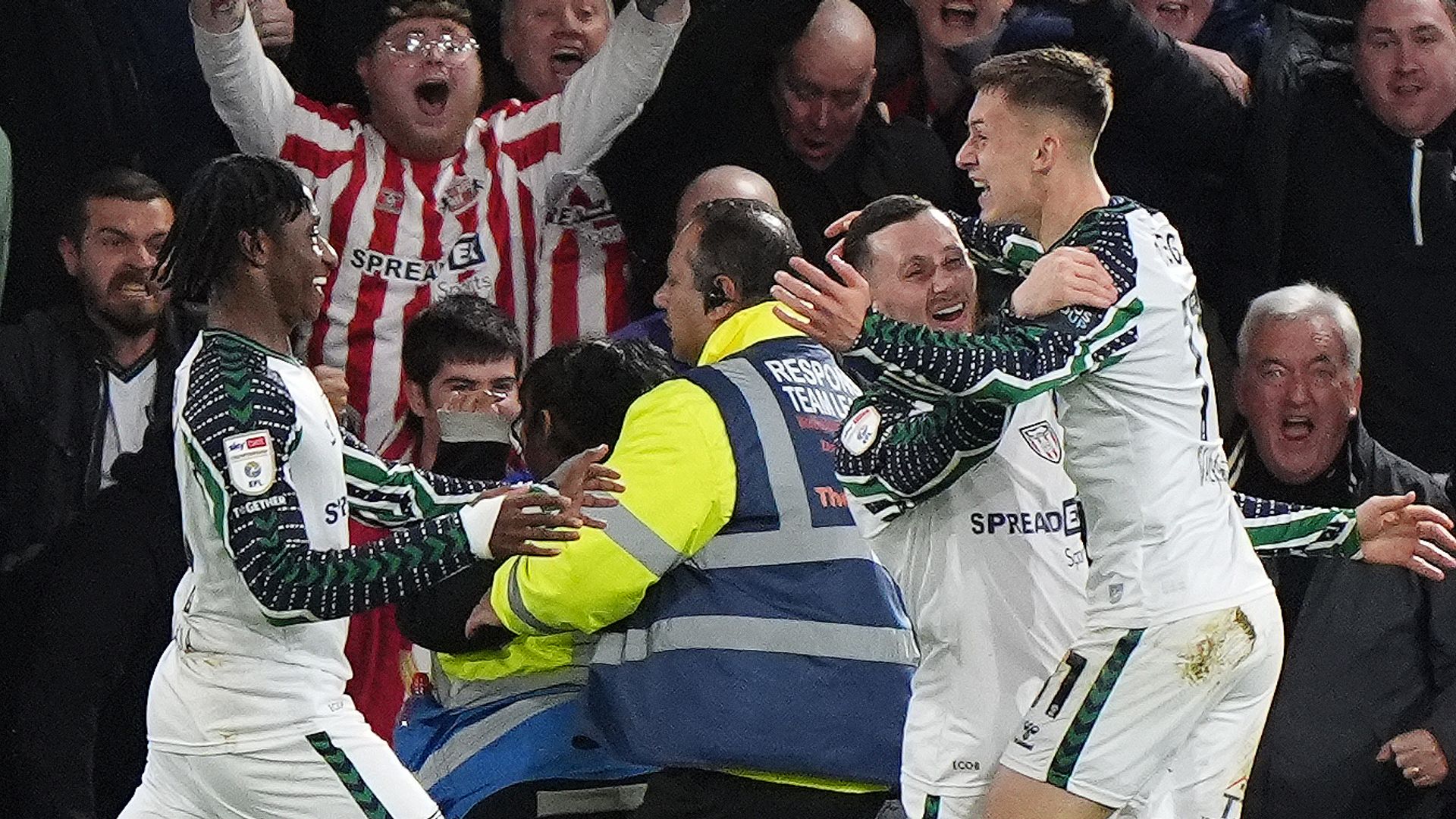 Sunderland beat Luton to open three-point lead at Championship summit