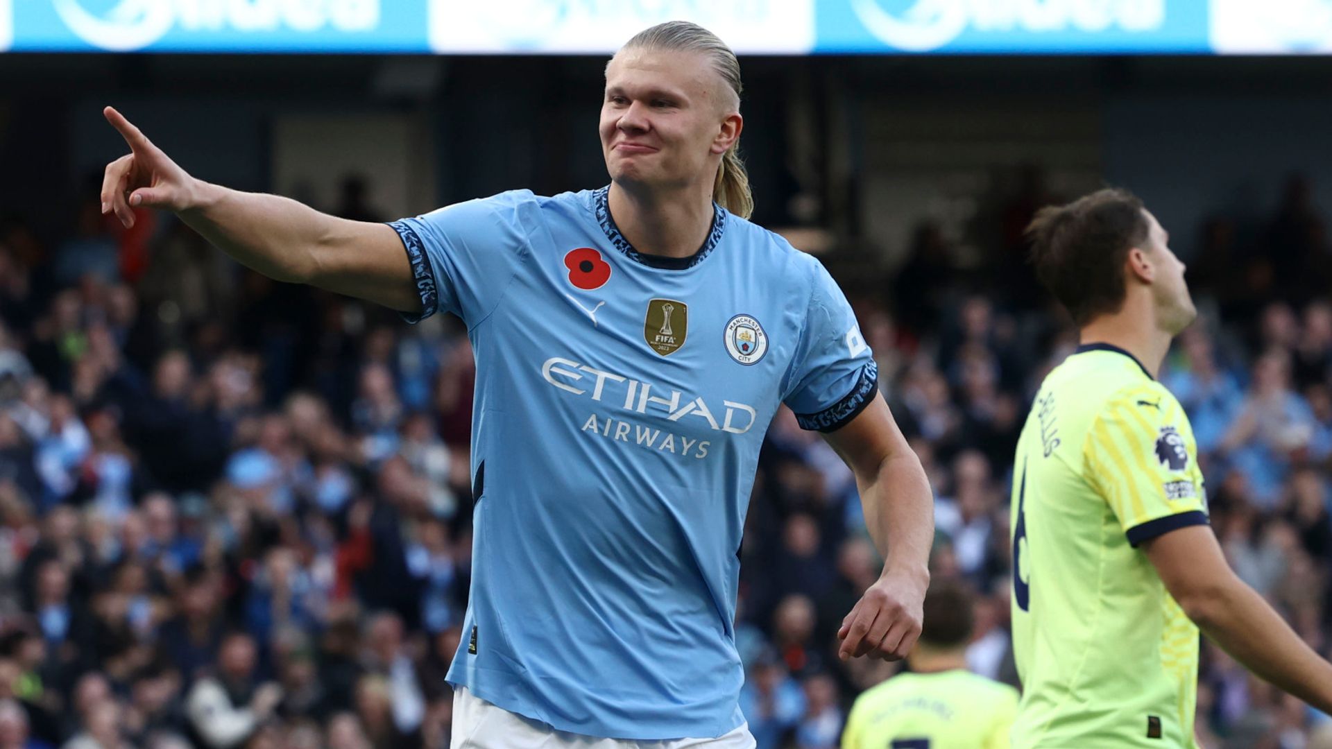 Man City edge past Saints to go top