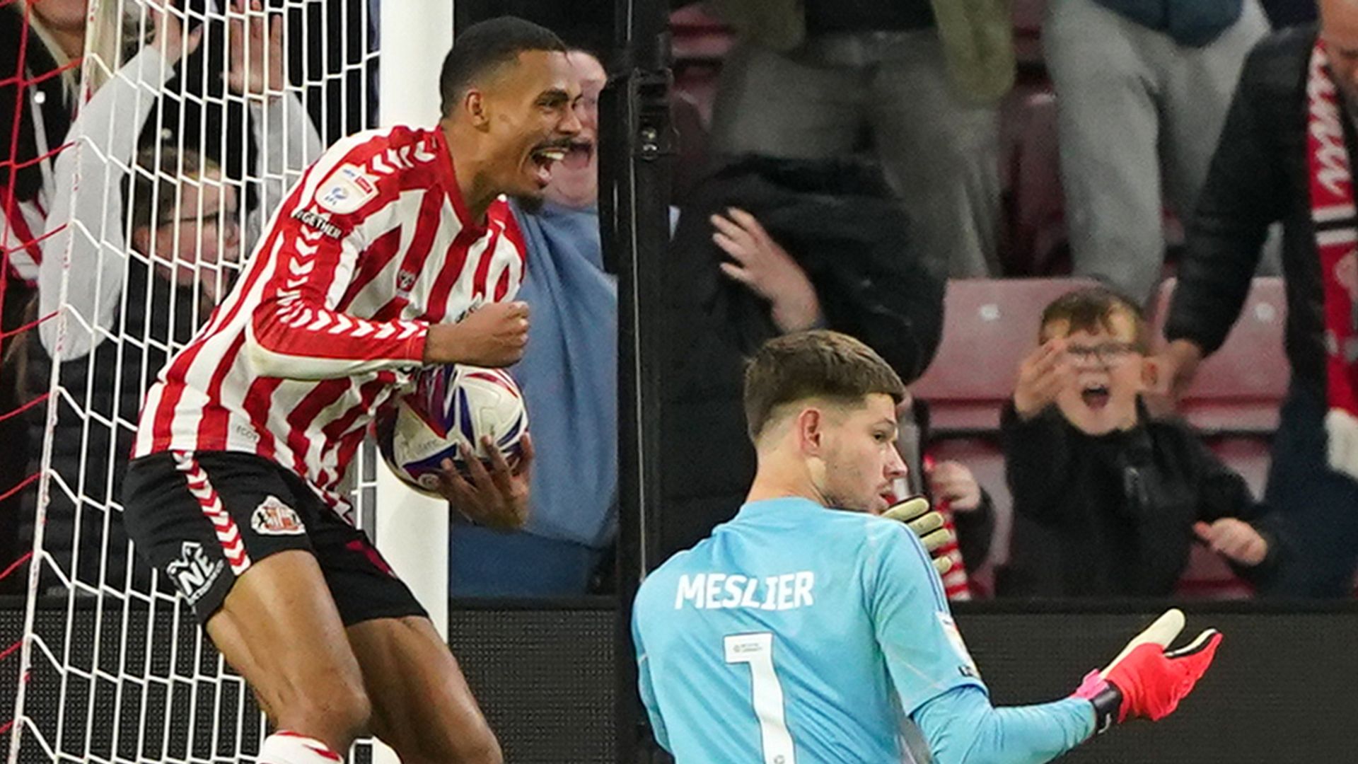 Meslier's incredible mistake gifts leaders Sunderland dramatic point