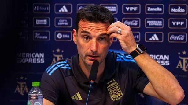 Lisandro Martinez injury update issued by Argentina boss as Man Utd star left in pain