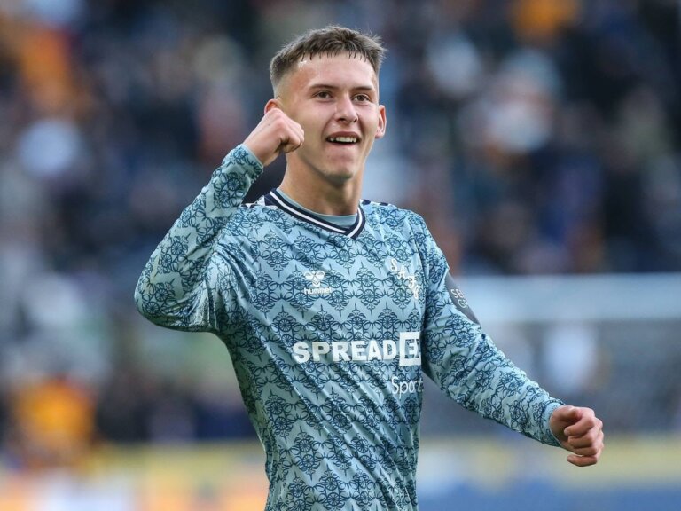 Sunderland boss urges Chris Rigg, Jobe Bellingham to stay amid Man United, Borussia Dortmund interest