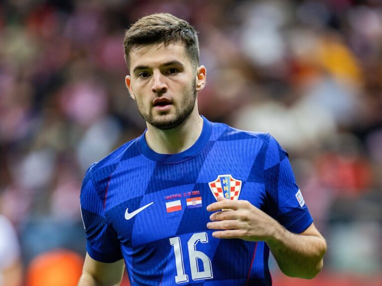 Man United transfer news: Red Devils ‘considering January swoop’ for Barcelona-https://www.sportsmole.co.uk/football/man-utd/transfer-talk/news/amorims-first-signing-man-united-eyeing-january-deal-for-midfield-star_558074.htmled midfielder