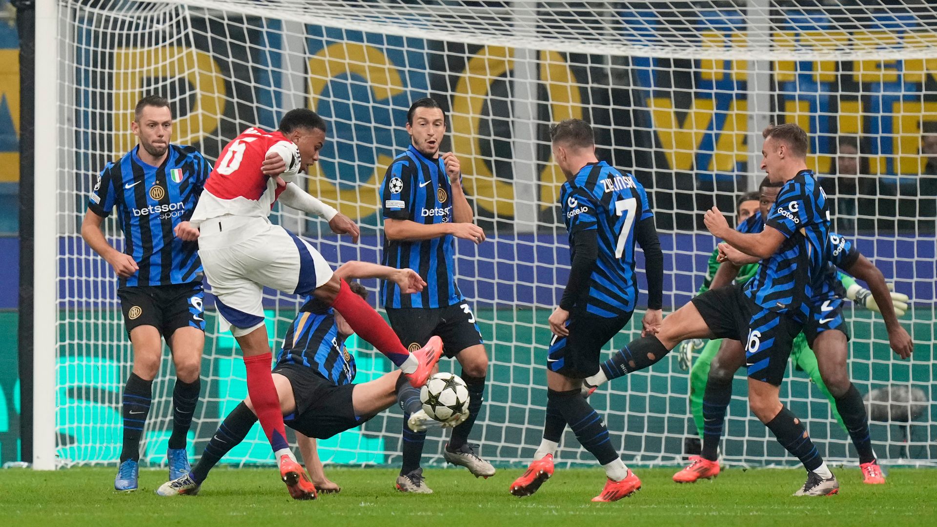 Arsenal lose again as Inter end unbeaten Champions League start
