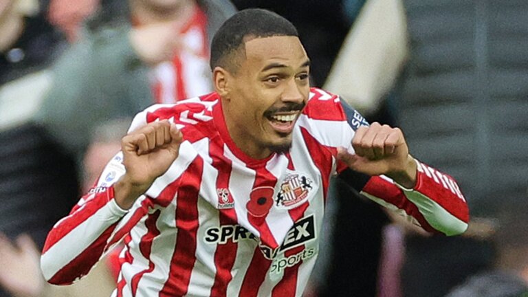 Leaders Sunderland coasting; Leeds, Portsmouth in front LIVE!