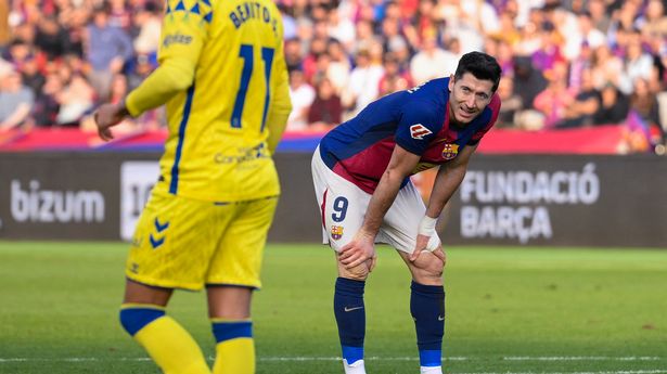 Hansi Flick holds emergency Barcelona meeting and ‘singles out’ Robert Lewandowski