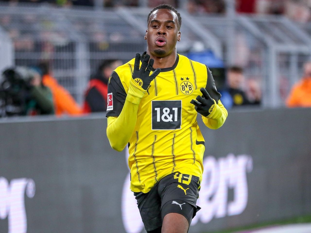 Borussia Dortmund chief outlines Jamie Gittens plan amid Arsenal, Liverpool https://amp.sportsmole.co.uk/football/arsenal/transfer-talk/news/dortmund-chief-speaks-out-on-gittens-to-premier-league-rumours_559638.htmls