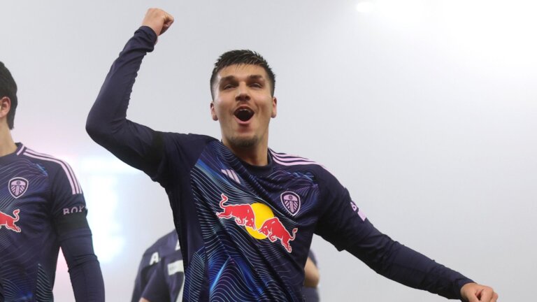 Piroe double sends Leeds top in fog-hit win at Stoke