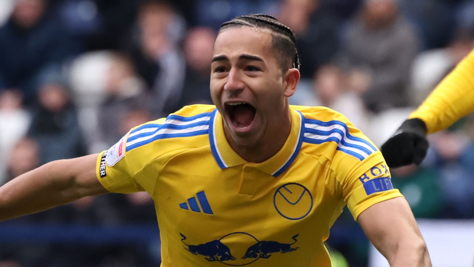 EFL: Leeds rescue last-gasp draw; Swansea beating Sunderland LIVE!