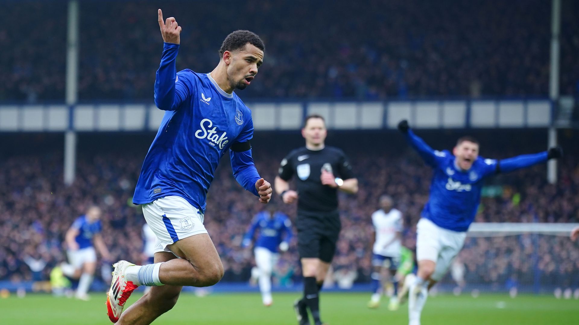 Moyes' Everton rip through Spurs to pile pressure on Postecoglou