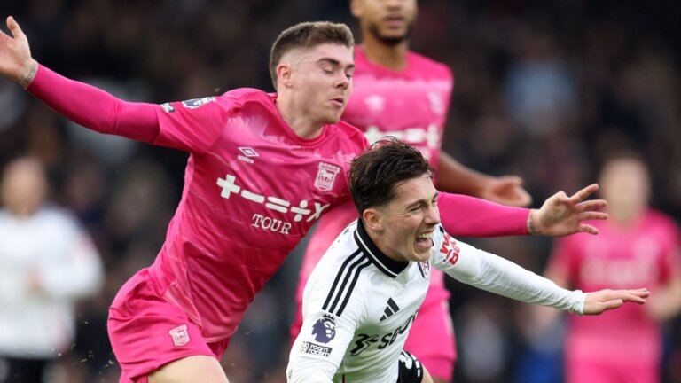 Silva ‘cannot understand’ referee after Davis avoids red at Fulham