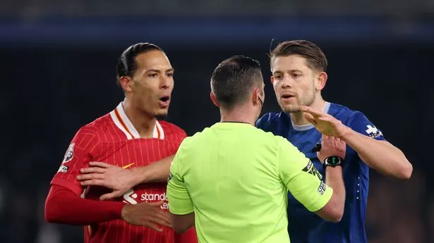 Ex-PGMOL chief slams 'weak' Michael Oliver for 'huge error' before Everton goal vs Liverpool