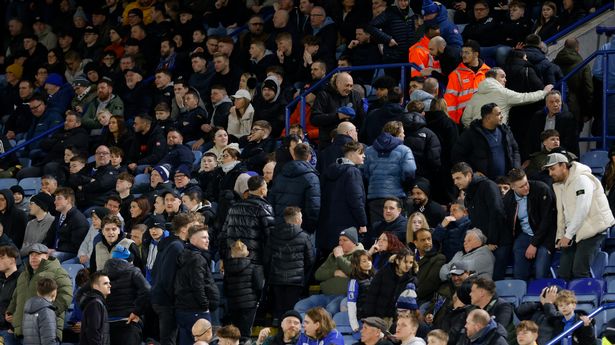 Furious Leicester fans send message as Ruud van Nistelrooy’s side produce sorry Brentford show