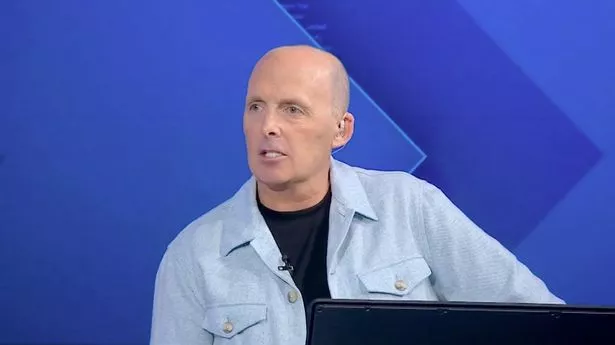 Mike Dean immediately backtracks on controversial Everton vs Man Utd decision