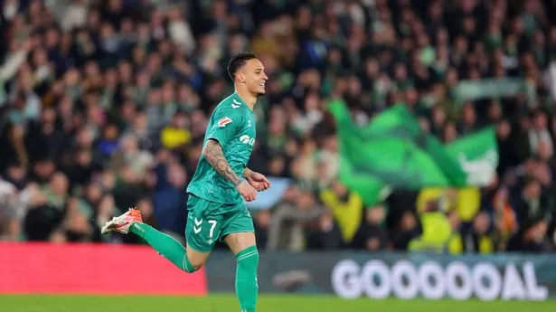 Antony sends fresh message to Man Utd bosses as recall option explored