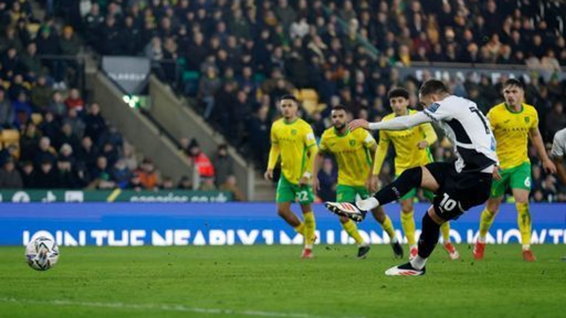 Derby strike late penalty to hold Norwich