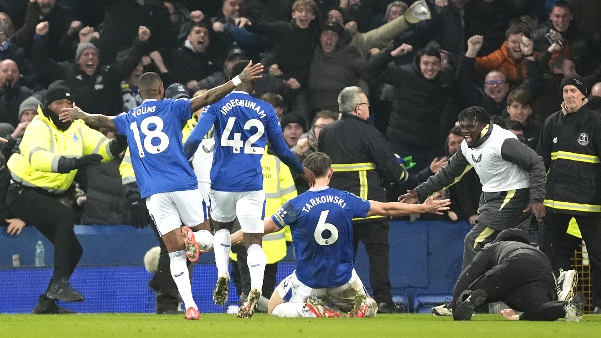 Tarkowski rocket salvages late draw in final Goodison derby as Slot sees red