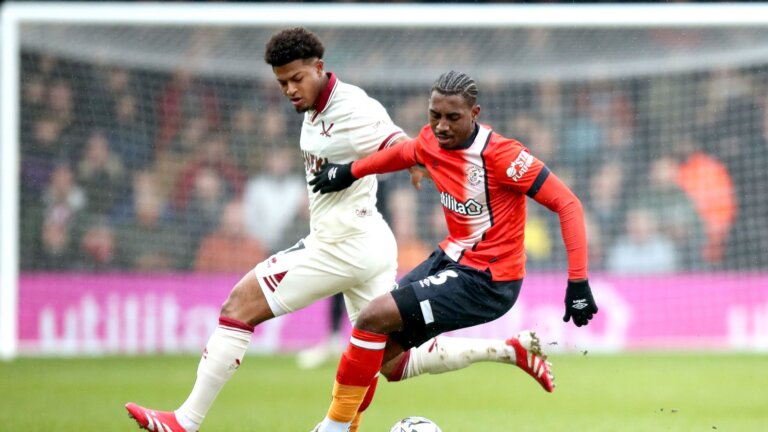 Sheff Utd win late to go top of Championship