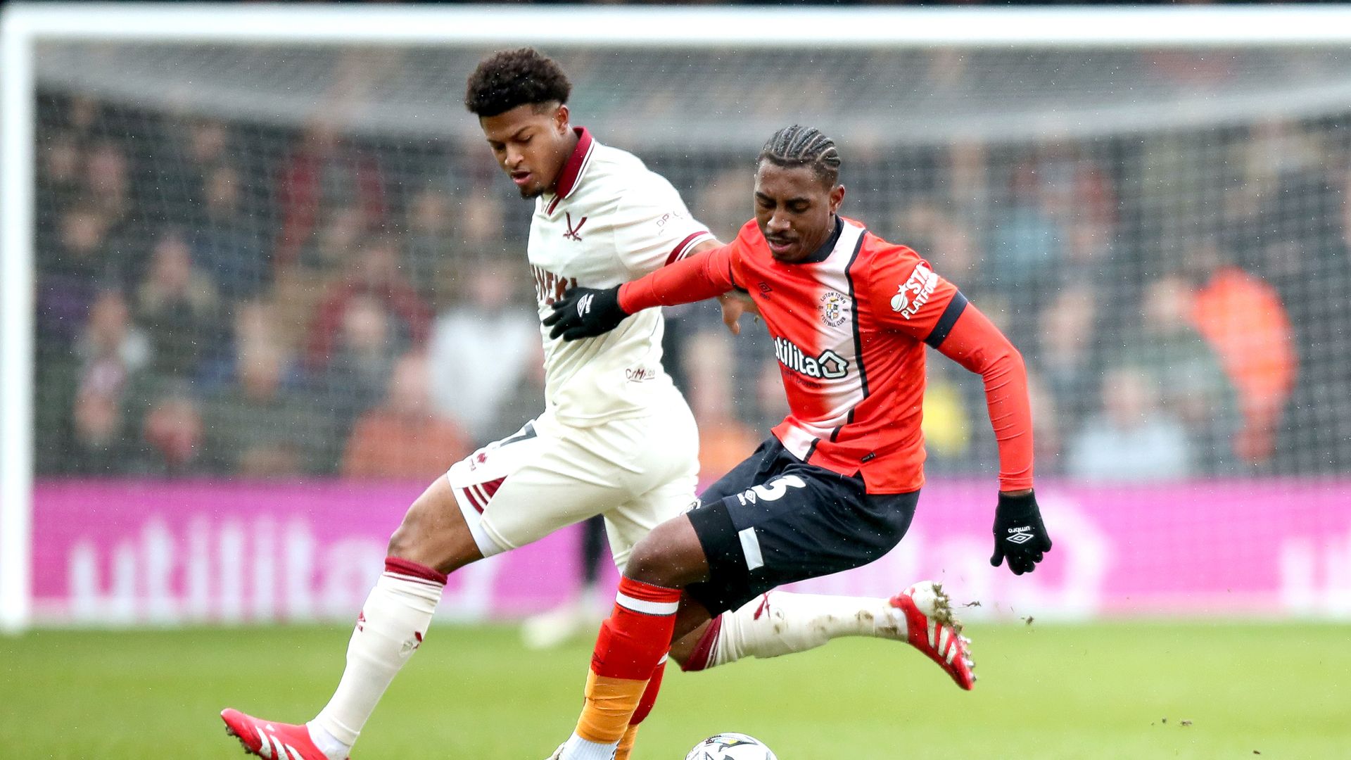 Sheff Utd win late to go top of Championship