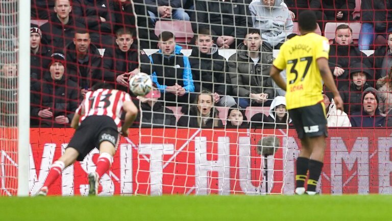 Sunderland strike late to hold Watford