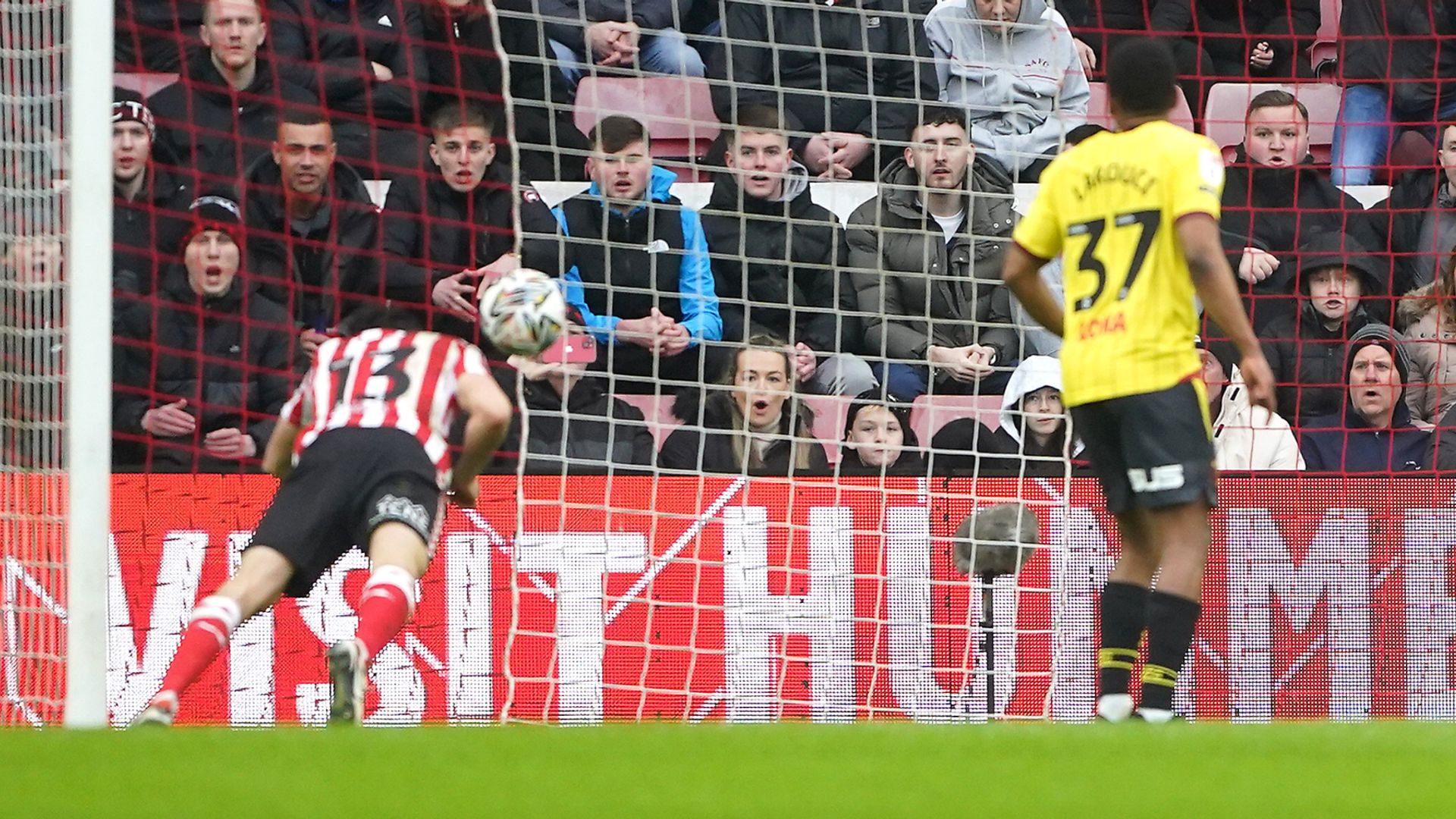 Sunderland strike late to hold Watford