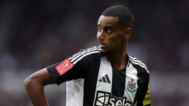Eddie Howe delivers Alexander Isak injury update after Newcastle’s triple Carabao Cup final blow