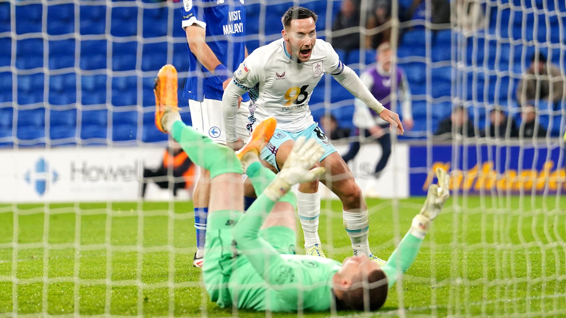 Burnley win to close on top two but finally see clean sheet run end