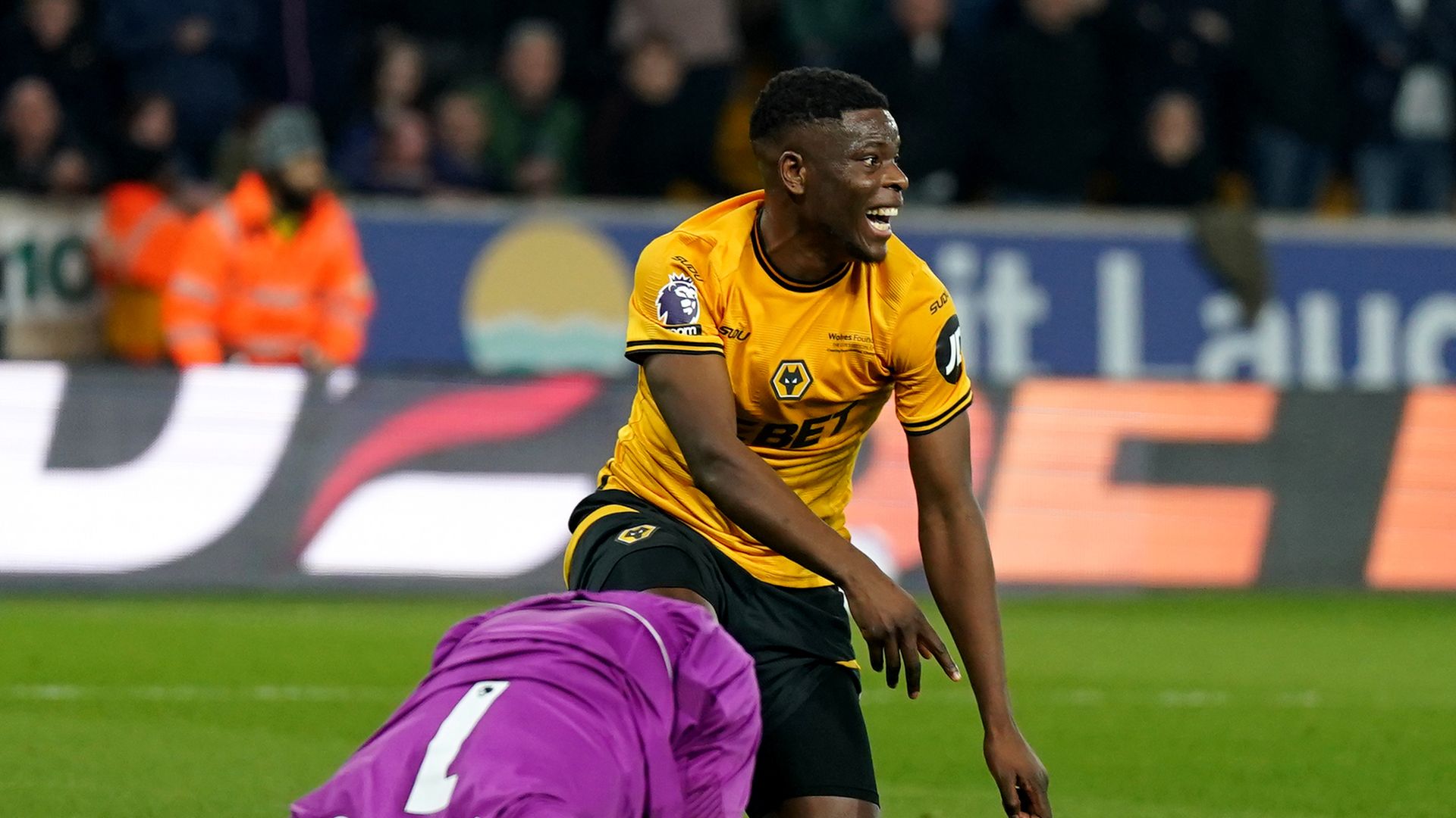 Munetsi's first goal moves Wolves six clear of drop with Everton draw
