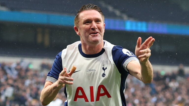 Keane pulls off trademark celebration after hat-trick in Spurs Legends win!