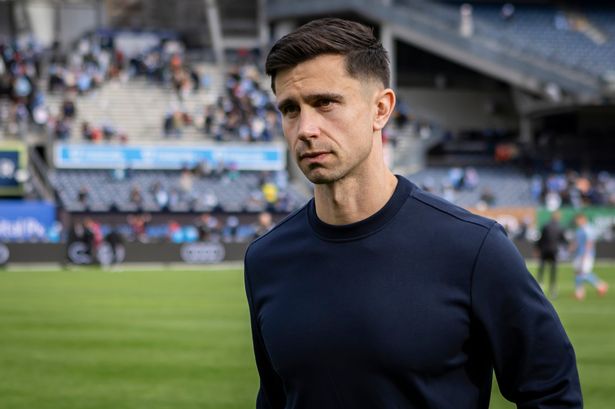 Record-breaking ex-Man Utd coach lined up by relegated Premier League club