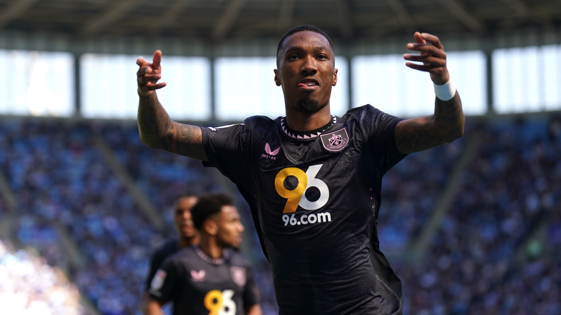 EFL highlights, reports, tables: Sheff Utd lose; Burnley go top & Leeds held