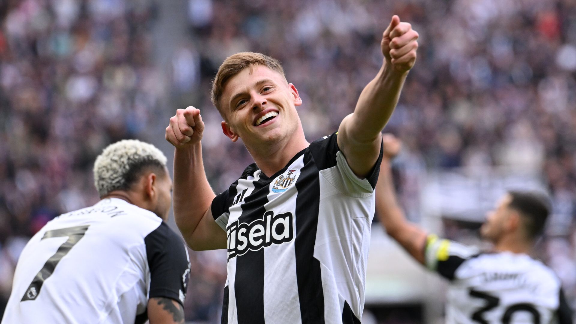 Newcastle hammer Man Utd to boost Champions League hopes