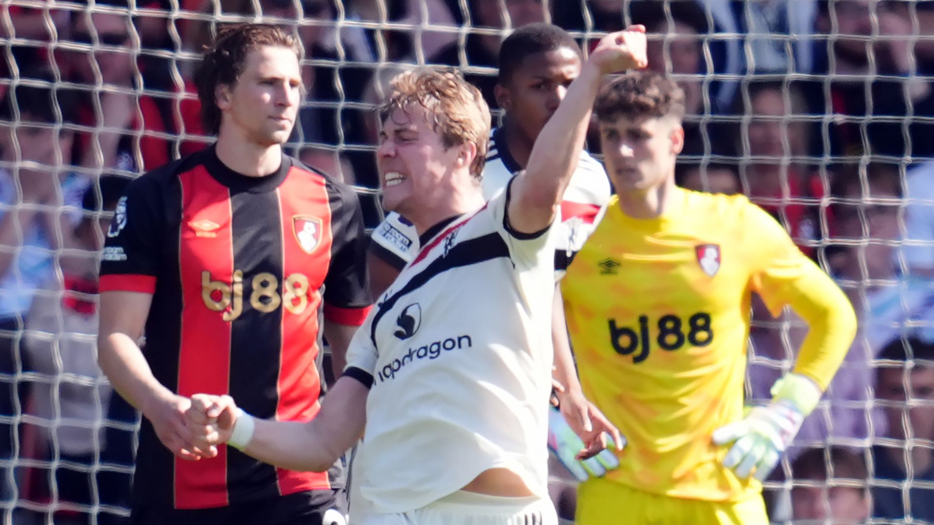 Hojlund strikes late for Man Utd as 10-player Bournemouth held