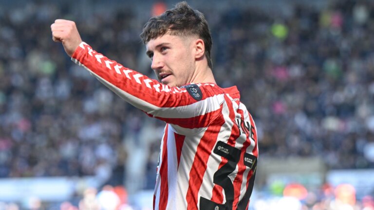 Stunning Hume free-kick steers Sunderland past West Brom