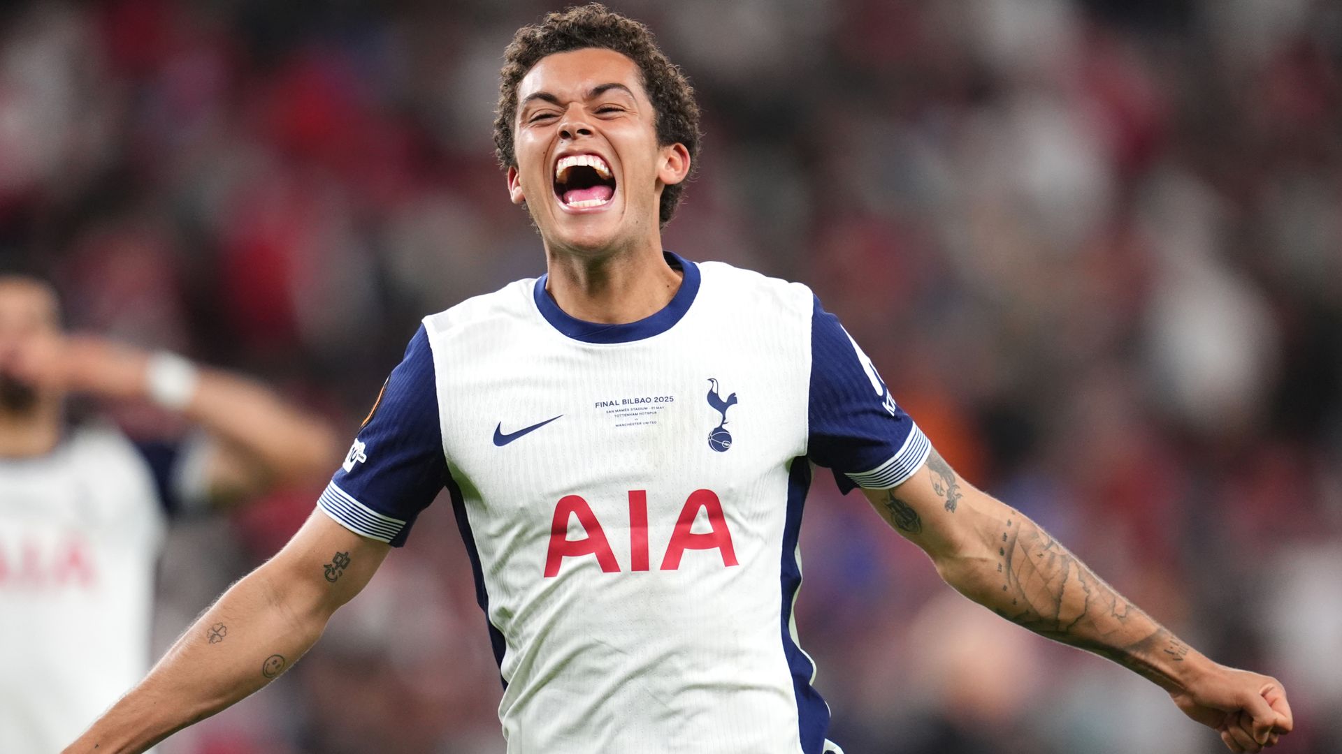 Johnson's scrappy strike fires Spurs to first trophy in 17 years