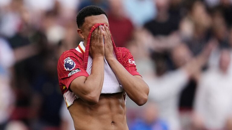 ‘Not for me’ – Carragher unhappy with Alexander-Arnold booing