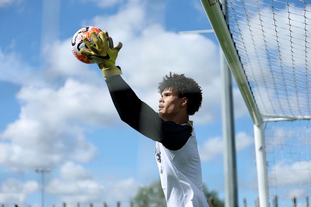 Crystal Palace hold transfer talks with Chelsea goalkeeper ahead of Blues exit