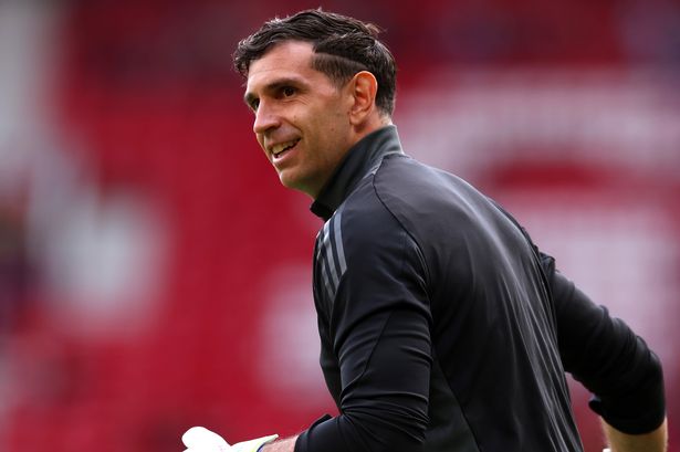 Emi Martinez ‘green lights Man Utd transfer’ as Aston Villa star eyes Old Trafford move