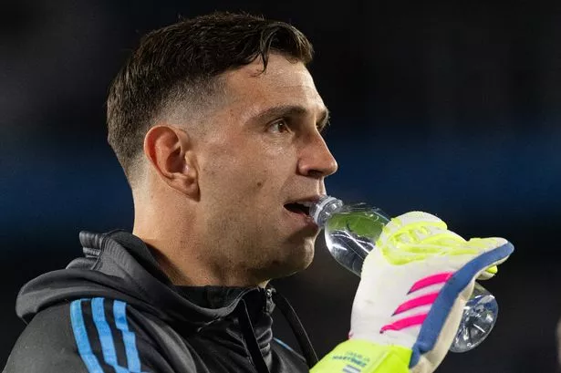 Aston Villa star’s wife issues update on his future amid Man Utd transfer https://www.mirror.co.uk/sport/football/transfer-news/aston-villa-transfers-emi-martinez-35374421s