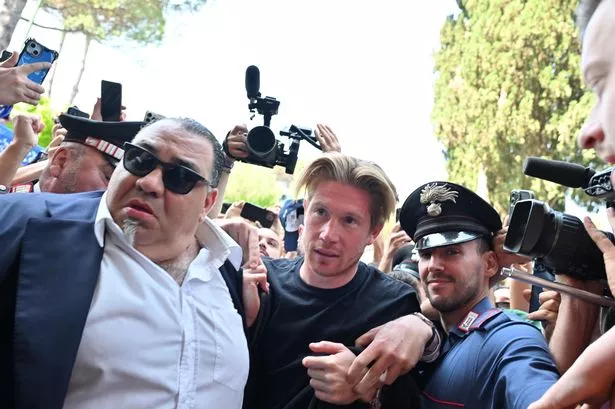 Kevin De Bruyne mobbed by fans as he arrives to undergo medical ahead of free transfer