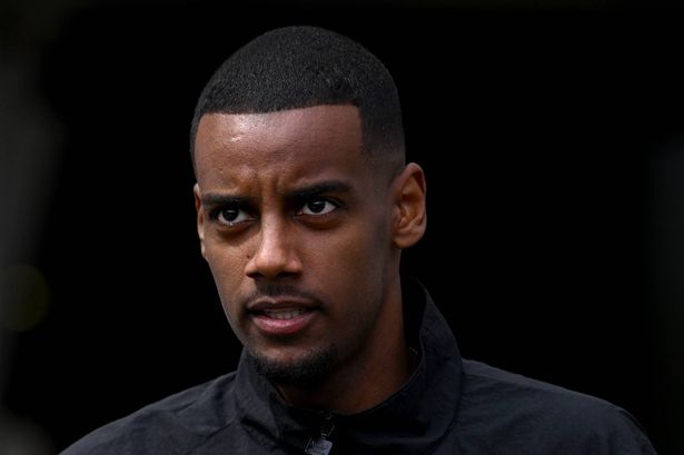 Arne Slot warned Alexander Isak isn’t easy as Newcastle coaches ‘hold private talks’