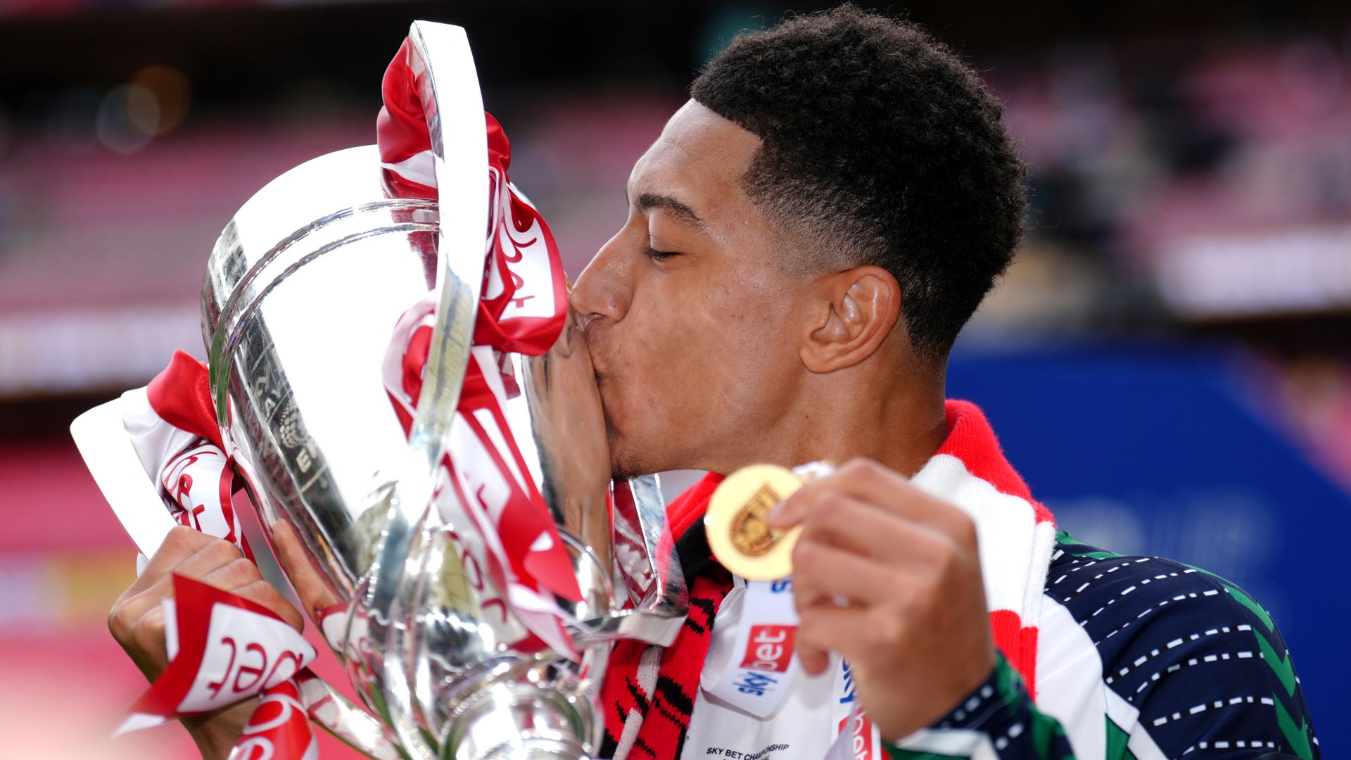 Sunderland agree to club-record sale of Bellingham to Dortmund