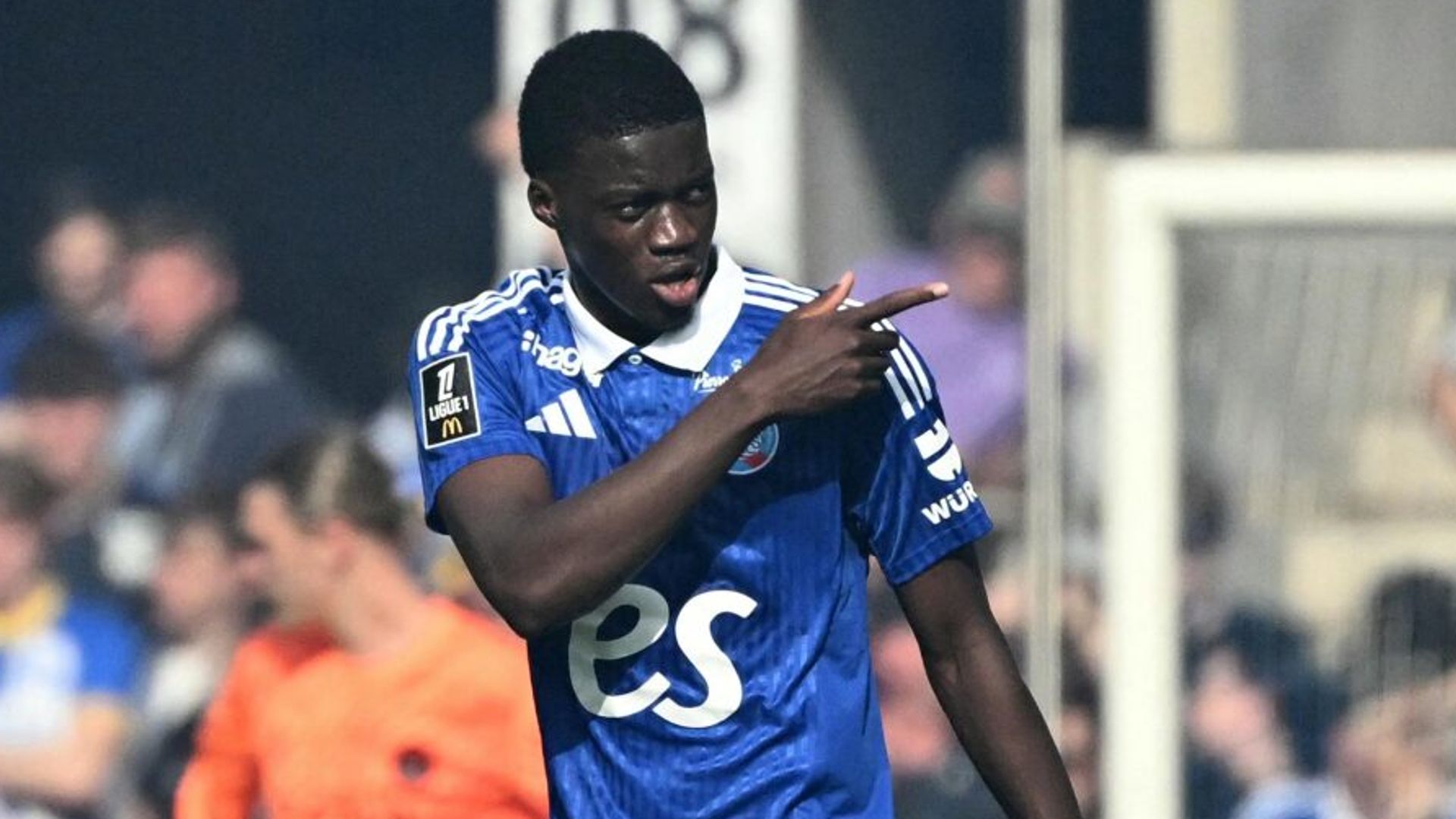 Chelsea sign teenage defender Sarr from Strasbourg