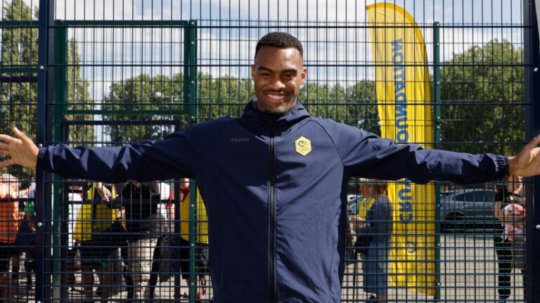 Gravenberch opens Cruyff Court in Liverpool