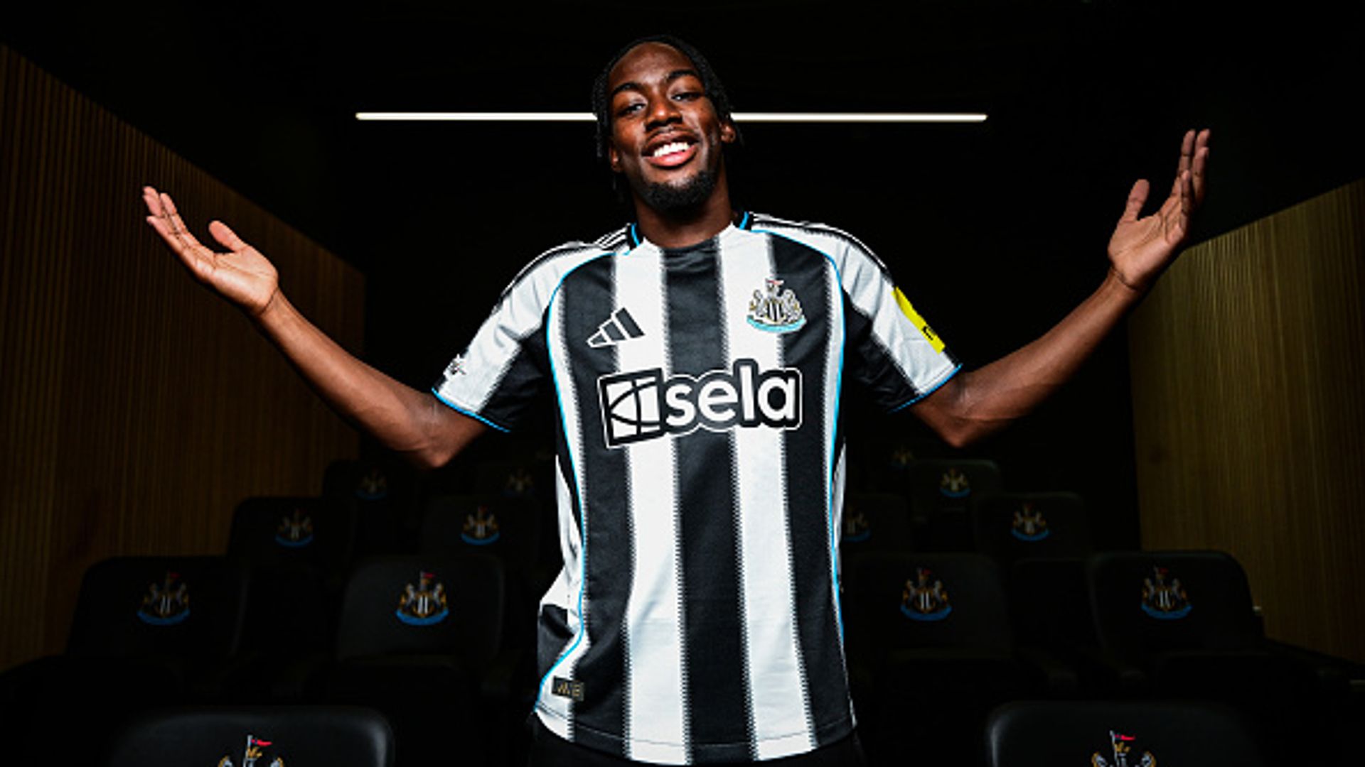 Newcastle sign Elanga from Forest in £55m deal