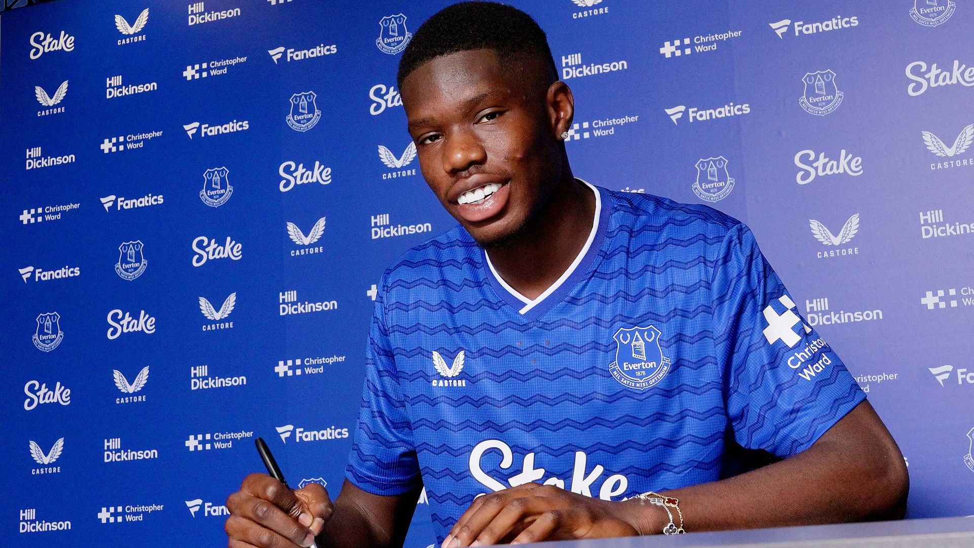 Everton sign Barry from Villarreal