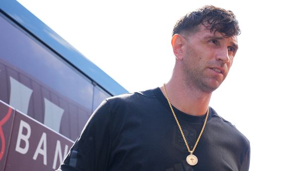 Aston Villa make Emi Martinez decision as Man Utd step up transfer chase