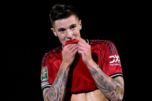 Benjamin Sesko branded new Rasmus Hojlund as ‘red flag’ moment vs Grimsby sums him up