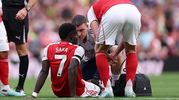 Arsenal dealt huge double injury blow as Bukayo Saka forced off in Leeds match